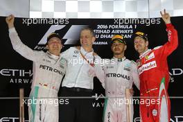 Nico Rosberg (GER) Mercedes AMG F1, Lewis Hamilton (GBR) Mercedes AMG F1 and Sebastian Vettel (GER) Scuderia Ferrari  27.11.2016. Formula 1 World Championship, Rd 21, Abu Dhabi Grand Prix, Yas Marina Circuit, Abu Dhabi, Race Day.