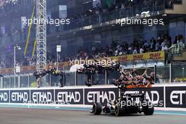 Sergio Perez (MEX) Sahara Force India F1 VJM09 passes the team at the end of the race securing fourth position in the Constructors' Championship. 27.11.2016. Formula 1 World Championship, Rd 21, Abu Dhabi Grand Prix, Yas Marina Circuit, Abu Dhabi, Race Day.