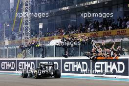 Sergio Perez (MEX) Sahara Force India F1 VJM09 passes the team at the end of the race securing fourth position in the Constructors' Championship. 27.11.2016. Formula 1 World Championship, Rd 21, Abu Dhabi Grand Prix, Yas Marina Circuit, Abu Dhabi, Race Day.