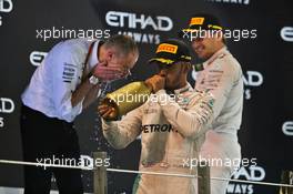 Race winner Lewis Hamilton (GBR) Mercedes AMG F1 celebrates on the podium. 27.11.2016. Formula 1 World Championship, Rd 21, Abu Dhabi Grand Prix, Yas Marina Circuit, Abu Dhabi, Race Day.