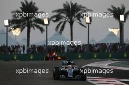 Lewis Hamilton (GBR) Mercedes AMG F1 W07 Hybrid. 27.11.2016. Formula 1 World Championship, Rd 21, Abu Dhabi Grand Prix, Yas Marina Circuit, Abu Dhabi, Race Day.