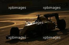 Kevin Magnussen (DEN) Renault Sport F1 Team RS16. 27.11.2016. Formula 1 World Championship, Rd 21, Abu Dhabi Grand Prix, Yas Marina Circuit, Abu Dhabi, Race Day.