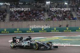 Lewis Hamilton (GBR) Mercedes AMG F1 W07 Hybrid. 27.11.2016. Formula 1 World Championship, Rd 21, Abu Dhabi Grand Prix, Yas Marina Circuit, Abu Dhabi, Race Day.