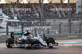 Lewis Hamilton (GBR) Mercedes AMG F1 W07 Hybrid. 27.11.2016. Formula 1 World Championship, Rd 21, Abu Dhabi Grand Prix, Yas Marina Circuit, Abu Dhabi, Race Day.