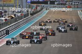 Lewis Hamilton (GBR) Mercedes AMG F1 W07 Hybrid leads at the start of the race. 27.11.2016. Formula 1 World Championship, Rd 21, Abu Dhabi Grand Prix, Yas Marina Circuit, Abu Dhabi, Race Day.