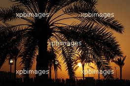 Fans as the sun sets. 27.11.2016. Formula 1 World Championship, Rd 21, Abu Dhabi Grand Prix, Yas Marina Circuit, Abu Dhabi, Race Day.