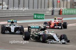 Lewis Hamilton (GBR) Mercedes AMG F1 W07 Hybrid leads the race. 27.11.2016. Formula 1 World Championship, Rd 21, Abu Dhabi Grand Prix, Yas Marina Circuit, Abu Dhabi, Race Day.