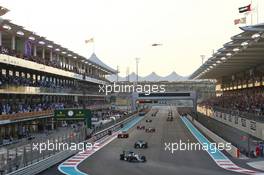 Lewis Hamilton (GBR) Mercedes AMG F1 W07 Hybrid on the formation lap. 27.11.2016. Formula 1 World Championship, Rd 21, Abu Dhabi Grand Prix, Yas Marina Circuit, Abu Dhabi, Race Day.