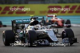 Lewis Hamilton (GBR) Mercedes AMG F1 W07 Hybrid. 27.11.2016. Formula 1 World Championship, Rd 21, Abu Dhabi Grand Prix, Yas Marina Circuit, Abu Dhabi, Race Day.