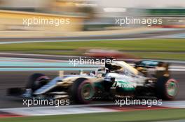 Lewis Hamilton (GBR) Mercedes AMG F1 W07 Hybrid. 27.11.2016. Formula 1 World Championship, Rd 21, Abu Dhabi Grand Prix, Yas Marina Circuit, Abu Dhabi, Race Day.