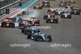 Lewis Hamilton (GBR) Mercedes AMG F1 W07 Hybrid leads at the start of the race. 27.11.2016. Formula 1 World Championship, Rd 21, Abu Dhabi Grand Prix, Yas Marina Circuit, Abu Dhabi, Race Day.