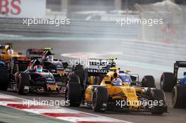 Jolyon Palmer (GBR) Renault Sport F1 Team RS16 at the start of the race. 27.11.2016. Formula 1 World Championship, Rd 21, Abu Dhabi Grand Prix, Yas Marina Circuit, Abu Dhabi, Race Day.