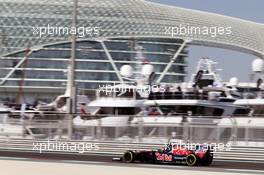 Carlos Sainz Jr (ESP) Scuderia Toro Rosso STR11. 26.11.2016. Formula 1 World Championship, Rd 21, Abu Dhabi Grand Prix, Yas Marina Circuit, Abu Dhabi, Qualifying Day.