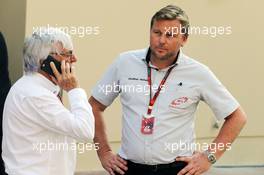 (L to R): Bernie Ecclestone (GBR) with Jonathan Nichols (GBR) FOM. 26.11.2016. Formula 1 World Championship, Rd 21, Abu Dhabi Grand Prix, Yas Marina Circuit, Abu Dhabi, Qualifying Day.