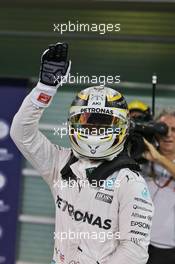 Lewis Hamilton (GBR) Mercedes AMG F1 celebrates his pole position in parc ferme. 26.11.2016. Formula 1 World Championship, Rd 21, Abu Dhabi Grand Prix, Yas Marina Circuit, Abu Dhabi, Qualifying Day.