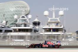 Daniil Kvyat (RUS) Scuderia Toro Rosso STR11. 26.11.2016. Formula 1 World Championship, Rd 21, Abu Dhabi Grand Prix, Yas Marina Circuit, Abu Dhabi, Qualifying Day.