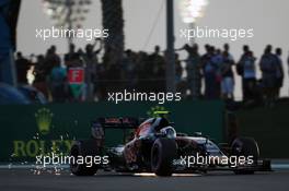 Carlos Sainz Jr (ESP) Scuderia Toro Rosso STR11. 26.11.2016. Formula 1 World Championship, Rd 21, Abu Dhabi Grand Prix, Yas Marina Circuit, Abu Dhabi, Qualifying Day.