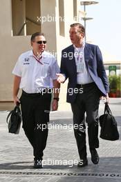 Zak Brown (USA) McLaren Executive Director (Left). 26.11.2016. Formula 1 World Championship, Rd 21, Abu Dhabi Grand Prix, Yas Marina Circuit, Abu Dhabi, Qualifying Day.