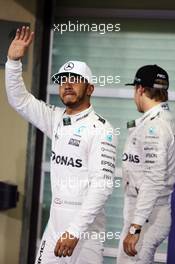 Lewis Hamilton (GBR) Mercedes AMG F1 celebrates his pole position in parc ferme. 26.11.2016. Formula 1 World Championship, Rd 21, Abu Dhabi Grand Prix, Yas Marina Circuit, Abu Dhabi, Qualifying Day.