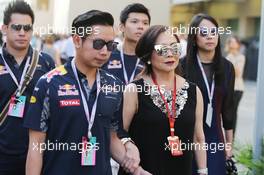 The wife of Chalerm Yoovidhya (THA) Red Bull Racing Co-Owner. 26.11.2016. Formula 1 World Championship, Rd 21, Abu Dhabi Grand Prix, Yas Marina Circuit, Abu Dhabi, Qualifying Day.