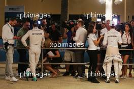 (L to R): Nico Rosberg (GER) Mercedes AMG F1 and team mate Lewis Hamilton (GBR) Mercedes AMG F1 with the media. 26.11.2016. Formula 1 World Championship, Rd 21, Abu Dhabi Grand Prix, Yas Marina Circuit, Abu Dhabi, Qualifying Day.