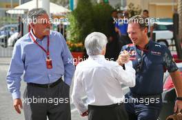 (L to R): Chase Carey (USA) Formula One Group Chairman with Bernie Ecclestone (GBR) and Christian Horner (GBR) Red Bull Racing Team Principal. 26.11.2016. Formula 1 World Championship, Rd 21, Abu Dhabi Grand Prix, Yas Marina Circuit, Abu Dhabi, Qualifying Day.