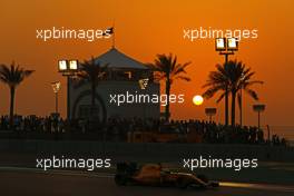 Kevin Magnussen (DEN) Renault Sport F1 Team  26.11.2016. Formula 1 World Championship, Rd 21, Abu Dhabi Grand Prix, Yas Marina Circuit, Abu Dhabi, Qualifying Day.