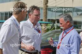 Chase Carey (USA) Formula One Group Chairman (Right). 26.11.2016. Formula 1 World Championship, Rd 21, Abu Dhabi Grand Prix, Yas Marina Circuit, Abu Dhabi, Qualifying Day.