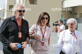 (L to R): Flavio Briatore (ITA) with Fabiana Flosi (BRA) and her husband Bernie Ecclestone (GBR). 26.11.2016. Formula 1 World Championship, Rd 21, Abu Dhabi Grand Prix, Yas Marina Circuit, Abu Dhabi, Qualifying Day.