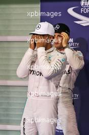Lewis Hamilton (GBR) Mercedes AMG F1 in qualifying parc ferme. 26.11.2016. Formula 1 World Championship, Rd 21, Abu Dhabi Grand Prix, Yas Marina Circuit, Abu Dhabi, Qualifying Day.