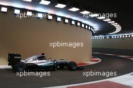 Lewis Hamilton (GBR) Mercedes AMG F1 W07 Hybrid. 26.11.2016. Formula 1 World Championship, Rd 21, Abu Dhabi Grand Prix, Yas Marina Circuit, Abu Dhabi, Qualifying Day.