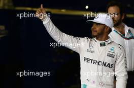 Pole for Lewis Hamilton (GBR) Mercedes AMG F1 W07 . 26.11.2016. Formula 1 World Championship, Rd 21, Abu Dhabi Grand Prix, Yas Marina Circuit, Abu Dhabi, Qualifying Day.