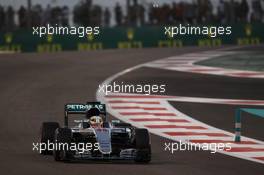 Lewis Hamilton (GBR) Mercedes AMG F1 W07 Hybrid. 26.11.2016. Formula 1 World Championship, Rd 21, Abu Dhabi Grand Prix, Yas Marina Circuit, Abu Dhabi, Qualifying Day.