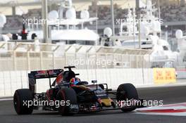 Daniil Kvyat (RUS) Scuderia Toro Rosso STR11. 26.11.2016. Formula 1 World Championship, Rd 21, Abu Dhabi Grand Prix, Yas Marina Circuit, Abu Dhabi, Qualifying Day.