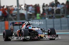 Daniil Kvyat (RUS) Scuderia Toro Rosso STR11. 26.11.2016. Formula 1 World Championship, Rd 21, Abu Dhabi Grand Prix, Yas Marina Circuit, Abu Dhabi, Qualifying Day.
