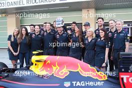 Daniel Ricciardo (AUS) Red Bull Racing and team mate Max Verstappen (NLD) Red Bull Racing at a team photograph. 27.11.2016. Formula 1 World Championship, Rd 21, Abu Dhabi Grand Prix, Yas Marina Circuit, Abu Dhabi, Race Day.