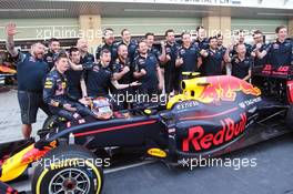 Max Verstappen (NLD) Red Bull Racing at a team photograph. 27.11.2016. Formula 1 World Championship, Rd 21, Abu Dhabi Grand Prix, Yas Marina Circuit, Abu Dhabi, Race Day.