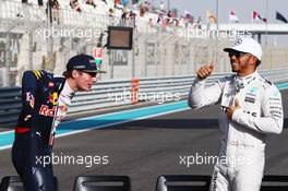 (L to R): Max Verstappen (NLD) Red Bull Racing with Lewis Hamilton (GBR) Mercedes AMG F1. 27.11.2016. Formula 1 World Championship, Rd 21, Abu Dhabi Grand Prix, Yas Marina Circuit, Abu Dhabi, Race Day.