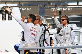 Nico Rosberg (GER) Mercedes AMG F1 and Daniel Ricciardo (AUS) Red Bull Racing on the drivers parade. 27.11.2016. Formula 1 World Championship, Rd 21, Abu Dhabi Grand Prix, Yas Marina Circuit, Abu Dhabi, Race Day.