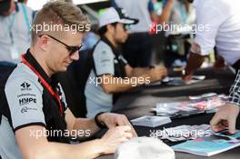 Nico Hulkenberg (GER) Sahara Force India F1 signs autographs for the fans. 27.11.2016. Formula 1 World Championship, Rd 21, Abu Dhabi Grand Prix, Yas Marina Circuit, Abu Dhabi, Race Day.