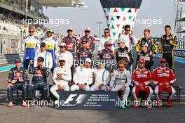 The end of season group drivers group photograph. 27.11.2016. Formula 1 World Championship, Rd 21, Abu Dhabi Grand Prix, Yas Marina Circuit, Abu Dhabi, Race Day.