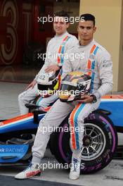Pascal Wehrlein (GER) Manor Racing and Jordan King (GBR) Manor Racing Development Driver at a team photograph. 27.11.2016. Formula 1 World Championship, Rd 21, Abu Dhabi Grand Prix, Yas Marina Circuit, Abu Dhabi, Race Day.