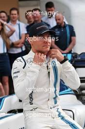 Valtteri Bottas (FIN) Williams at a team photograph. 24.11.2016. Formula 1 World Championship, Rd 21, Abu Dhabi Grand Prix, Yas Marina Circuit, Abu Dhabi, Preparation Day.