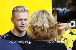 Kevin Magnussen (DEN) Renault Sport F1 Team with the media. 24.11.2016. Formula 1 World Championship, Rd 21, Abu Dhabi Grand Prix, Yas Marina Circuit, Abu Dhabi, Preparation Day.