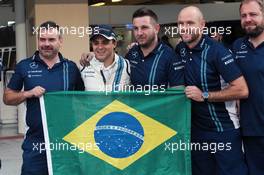 Felipe Massa (BRA) Williams at a team photograph. 24.11.2016. Formula 1 World Championship, Rd 21, Abu Dhabi Grand Prix, Yas Marina Circuit, Abu Dhabi, Preparation Day.