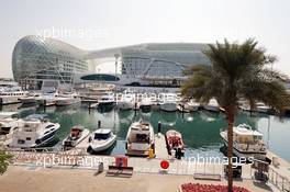 Boats in the Yas Marina Harbour. 24.11.2016. Formula 1 World Championship, Rd 21, Abu Dhabi Grand Prix, Yas Marina Circuit, Abu Dhabi, Preparation Day.