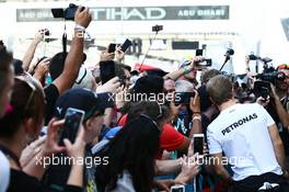 Nico Rosberg (GER) Mercedes AMG F1 with fans. 24.11.2016. Formula 1 World Championship, Rd 21, Abu Dhabi Grand Prix, Yas Marina Circuit, Abu Dhabi, Preparation Day.