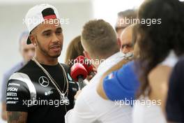 Lewis Hamilton (GBR) Mercedes AMG F1 with the media. 24.11.2016. Formula 1 World Championship, Rd 21, Abu Dhabi Grand Prix, Yas Marina Circuit, Abu Dhabi, Preparation Day.