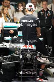Lewis Hamilton (GBR) Mercedes AMG F1 at a team meeting. 24.11.2016. Formula 1 World Championship, Rd 21, Abu Dhabi Grand Prix, Yas Marina Circuit, Abu Dhabi, Preparation Day.