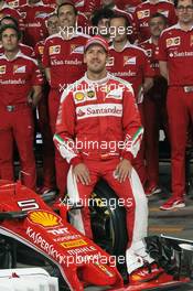 Sebastian Vettel (GER) Ferrari at a team photograph. 24.11.2016. Formula 1 World Championship, Rd 21, Abu Dhabi Grand Prix, Yas Marina Circuit, Abu Dhabi, Preparation Day.